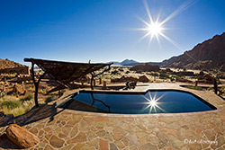 Pool mit Aussicht - Fest in Fels