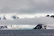 Gletscher mit tiefh&auml;ngenden Wolken