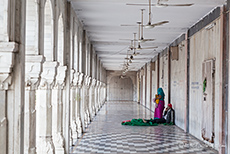 S&auml;ulengang im Gurudwara Bangla Sahib Tempel