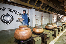 Gekocht wird in gro&szlig;en Kupferkesseln