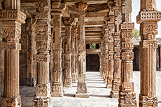 Unz&auml;hlige S&auml;ulen im Qutb Minar Komplex