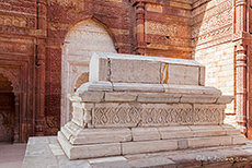 Grab des Schams ad-Din Iltutmish (Altamsh; &dagger; 1236)  im Qutb Minar Komplex