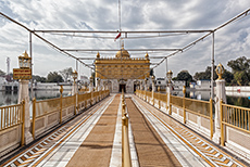 Eine kleine Br&uuml;cke f&uuml;hrt zum Durgiana Tempel, Amritsar