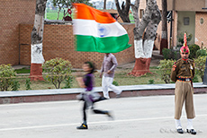 M&auml;dchen mit Indischer Fahne, Wagah Border