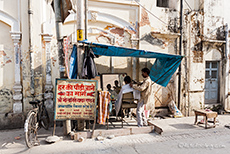 Stra&szlig;enfriseur in Haridwar