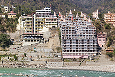Hochh&auml;user und Tempel am Ganges, Rishikesh