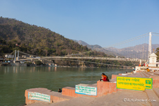 Ghats am heiligen Ganges mit der Ram Jhula H&auml;ngebr&uuml;cke, Rishikesh