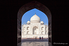 Blick aus einem Bogen vom Eingang des G&auml;stehauses auf das Taj Mahal
