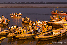 Auch auf dem Ganges finden sich die Zuschauer f&uuml;r das Aarti ein