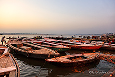Die Boote stehen f&uuml;r den Ausflug auf dem Ganges bereit, Varanasi
