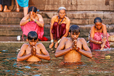 Auch die J&uuml;ngsten beten im Ganges, Varanasi