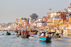 am Morgen ist ganz sch&ouml;n was los auf dem Ganges, Varanasi
