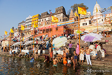 ... die hier die rituellen Waschungen im Ganges durchf&uuml;hren