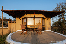 4 niedliche H&auml;uschen gibt es in der Flame of the Forest Lodge, Kanha Nationalpark