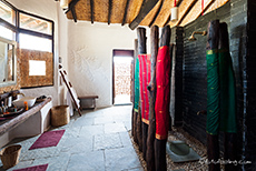 Tolle Dusche mit Blick auf die Au&szlig;endusche in der Flame of the Forest Lodge, Kanha Nationalpark