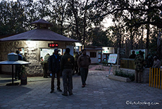 Fr&uuml;hmorgens am Gate zum Kanha Nationalpark