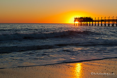 Sonnenuntergang &uuml;ber der Jetty mit der Sundowner Bar