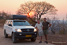 Sonnenaufgang auf einer Piste Richtung Matusadona Nationalpark