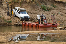 Ponton Br&uuml;cke und Eingang zum North Luangwa NP