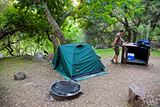 Chris an der b&auml;rensicheren Box auf dem Buckeye Flat Campground