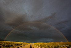 Regenbogen &uuml;ber dem Highway
