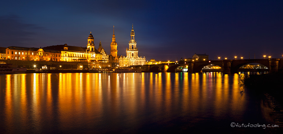 Skyline von Dresden an der Elbe:  St&auml;ndehaus Dresden, Frauenkirche, Katholische Hofkirche, Bruehlsche Terrasse, Dresdner Residenzschloss, Augustusbr&uuml;cke