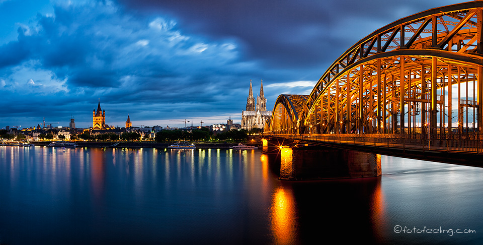 Gro&szlig; St. Martin (romanische Kirche), K&ouml;lner Dom und die Hohenzollernbr&uuml;cke &uuml;ber dem Rhein zur blauen Stunde