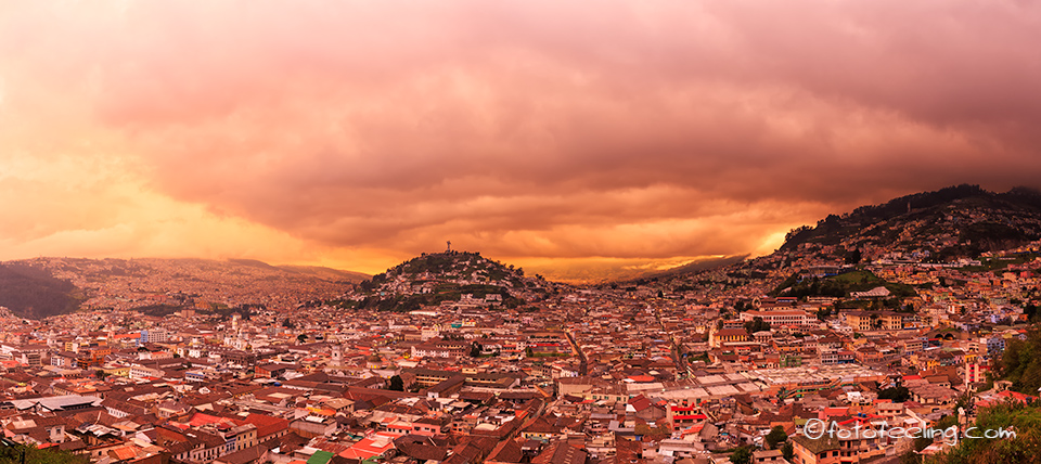 Sonnenuntergang �ber dem El Panecillo und der Hauptstadt Quito, Mirador El Ventanal, Ecuador