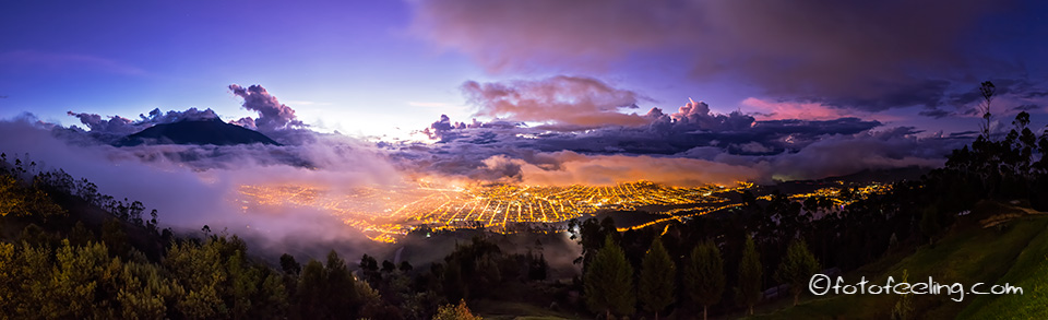Blaue Stunde &uuml;ber Ibarra mit Vulkan Imbabura (4630 m), Ecuador