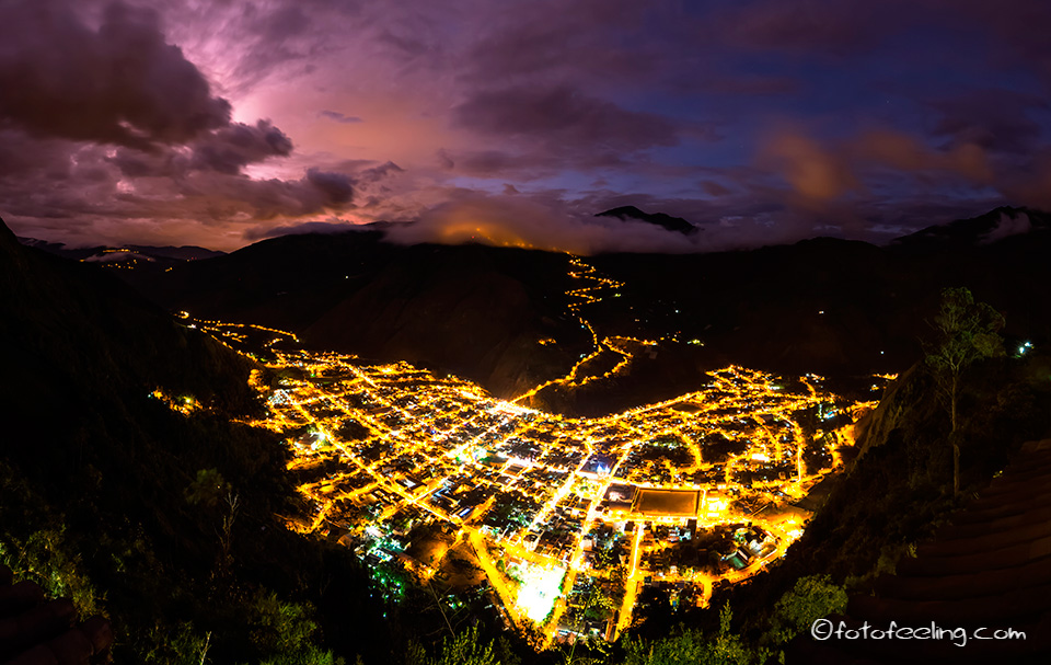 Blaue Stunde �ber Ba�os de Agua Santa (deutsch: B�der des heiligen Wassers), Ecuador