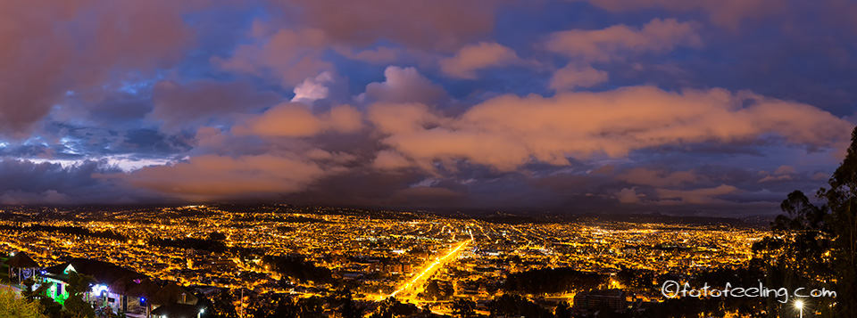 Blaue Stunde &uuml;ber Cuenca, Ecuador