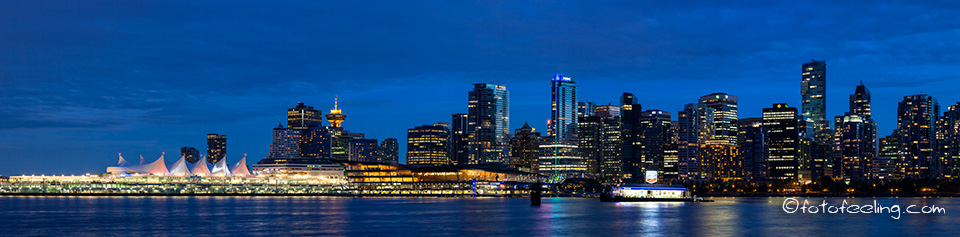 Skyline von Vancouver (Canada Place, Lookout Tower, Downtown) zur Blauen Stunde, Aussicht vom Stanley Park, Vancouver, Kanada