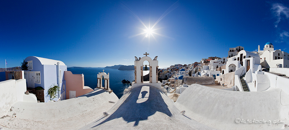 Einer von vielen Glockent&uuml;rmen in Oia, Santorin